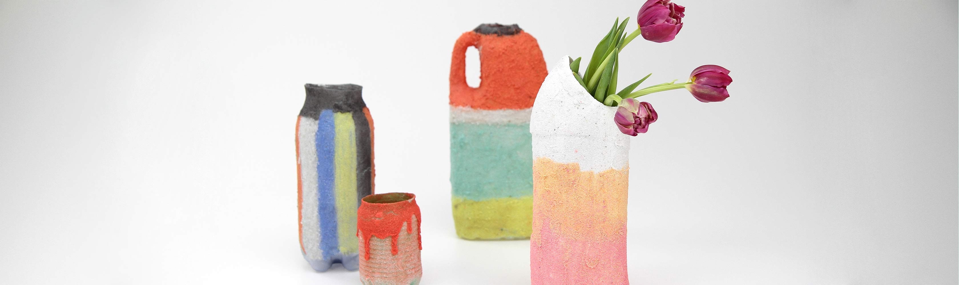 Arrangierte Vasen aus Sand