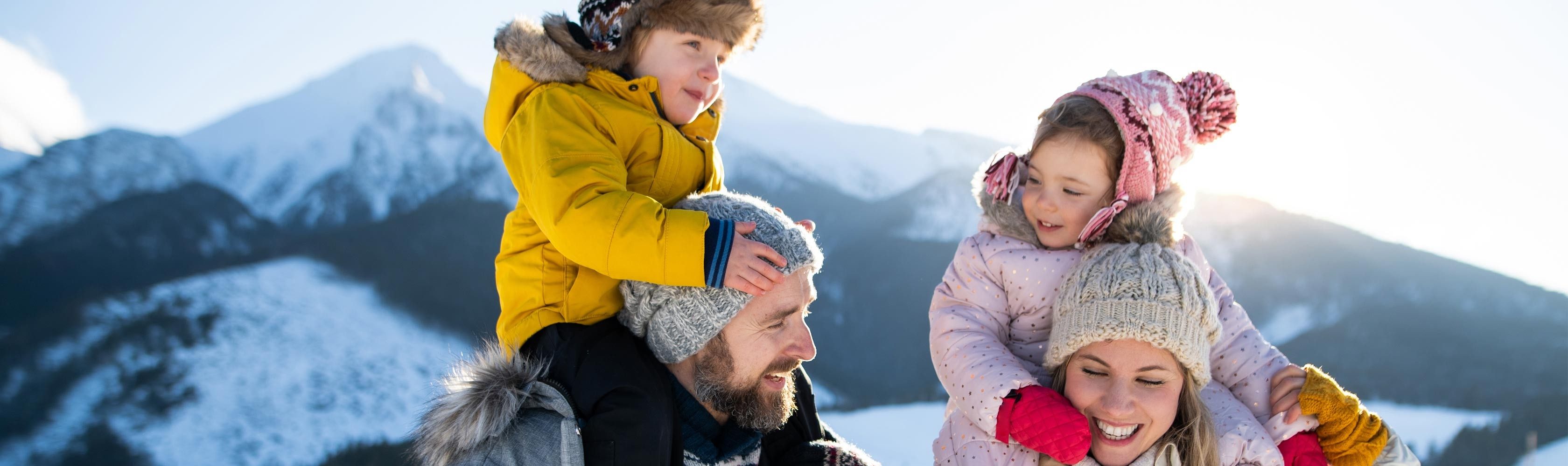 Januarloch – Eltern mit Kinder auf Schultern in den Bergen