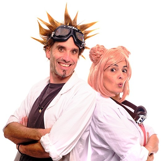 Professor Bummbastic – Ein Entertainer in einem Laborkittel führt eine wissenschaftliche Show für Kinder auf, mit bunter Explosion.