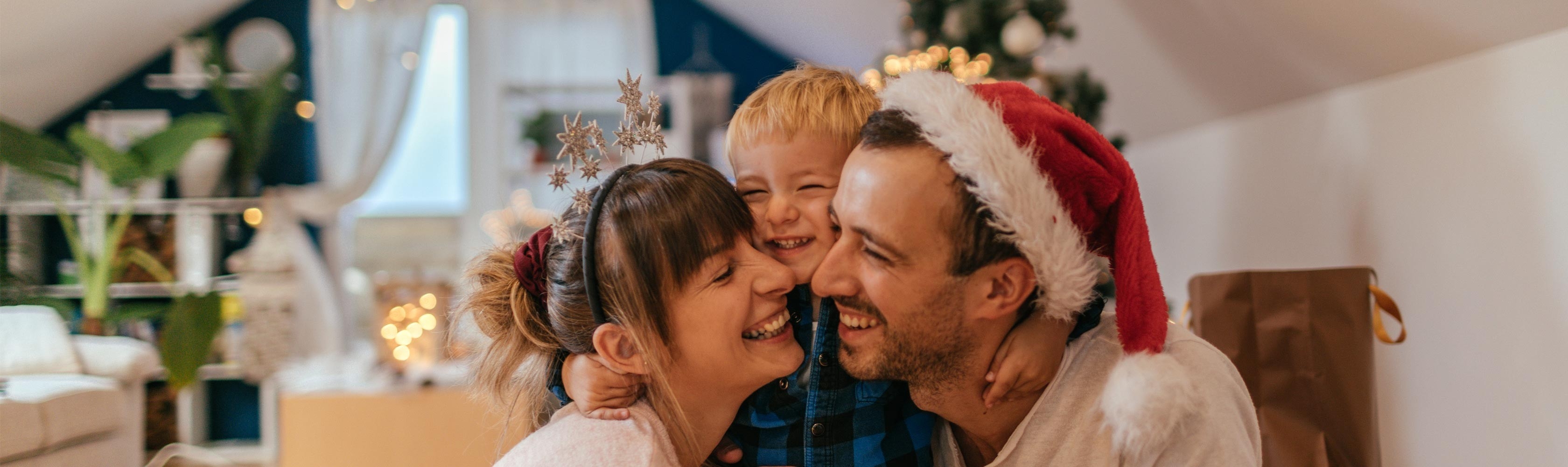 Weihnachten ohne Stress - ein Kind mit Eltern in Weihnachtszeit