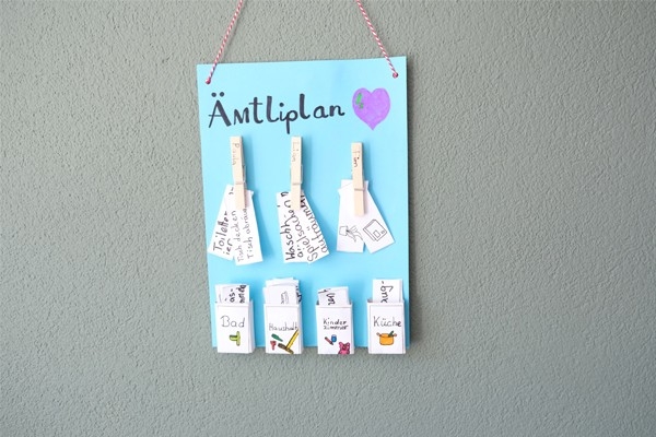 Ämtliplan: hängt mit Schnur an der Wand