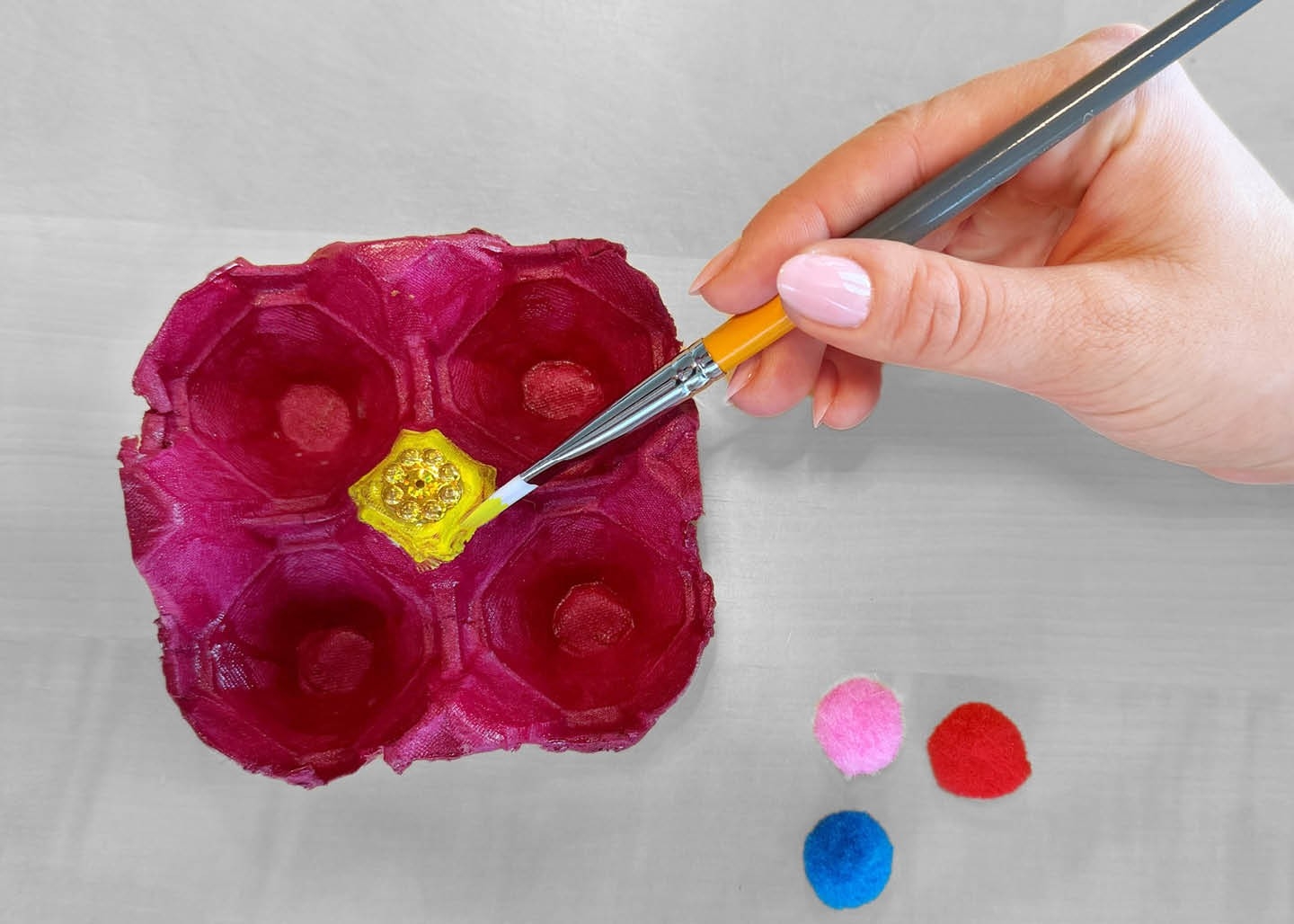 Eierkarton-Blumen – Eierkartonmitte wird gelb angemalt