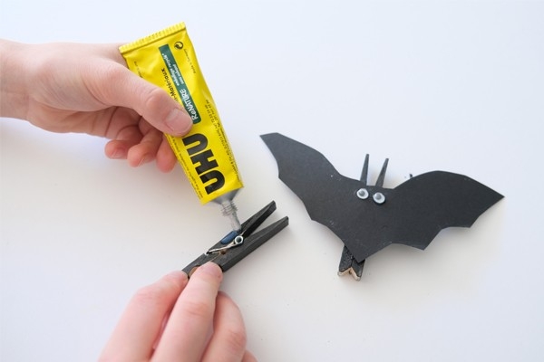 Fledermausclip – Kind bestreicht Klammer mit Leim
