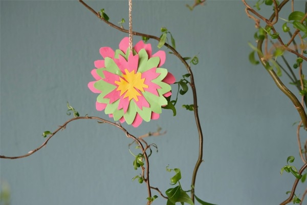 Glücksbaum - fertige Blume hängt am Ast