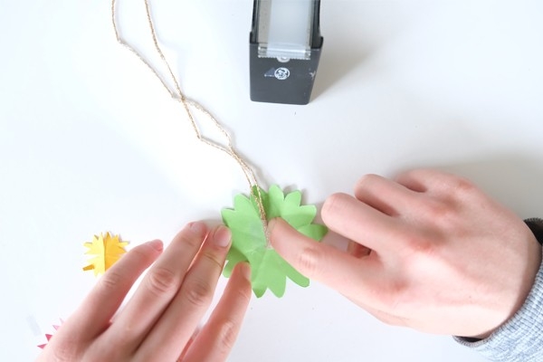 Glücksbaum - Schnur auf Blume kleben