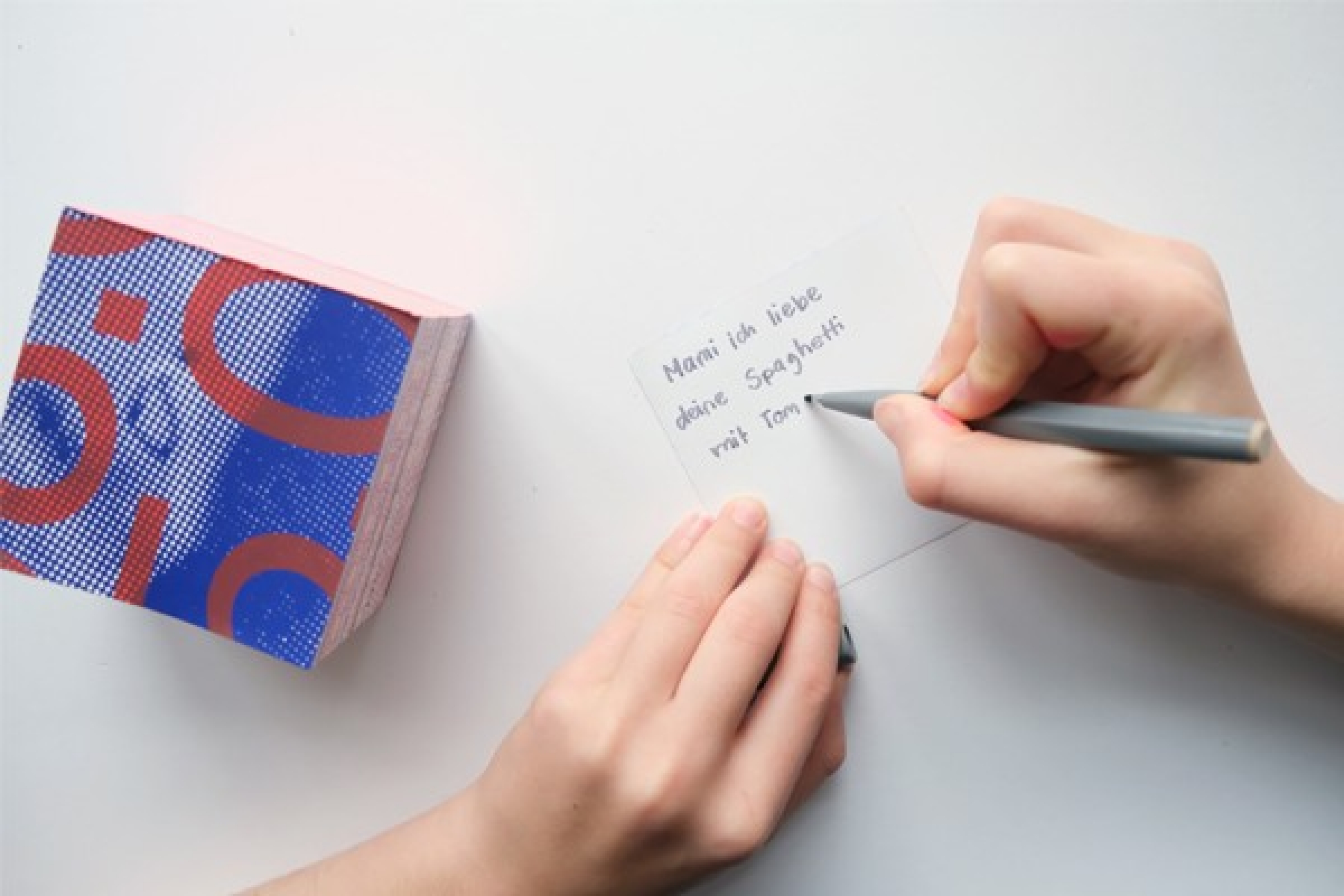 Glücksglas - Kind schreibt Botschaften auf ein Zettel