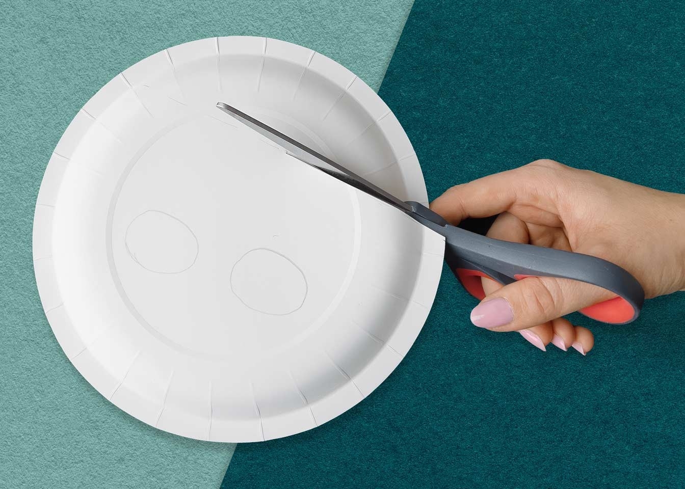 Tiermasken – Pappteller schneiden