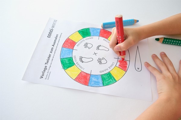 Twister – Kind malt Vorlage aus