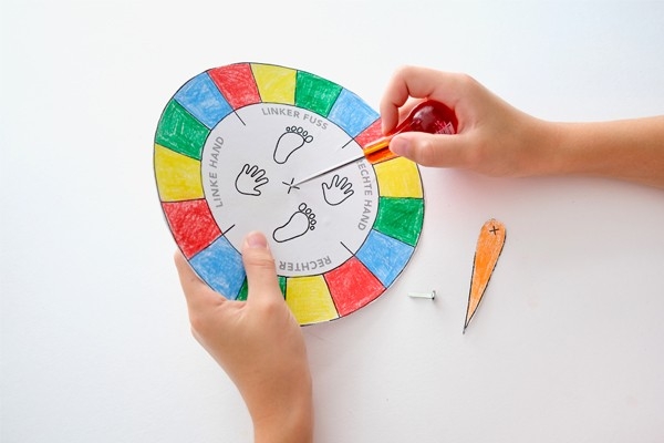 Twister – Kind macht Loch in Vorlage für Zeiger