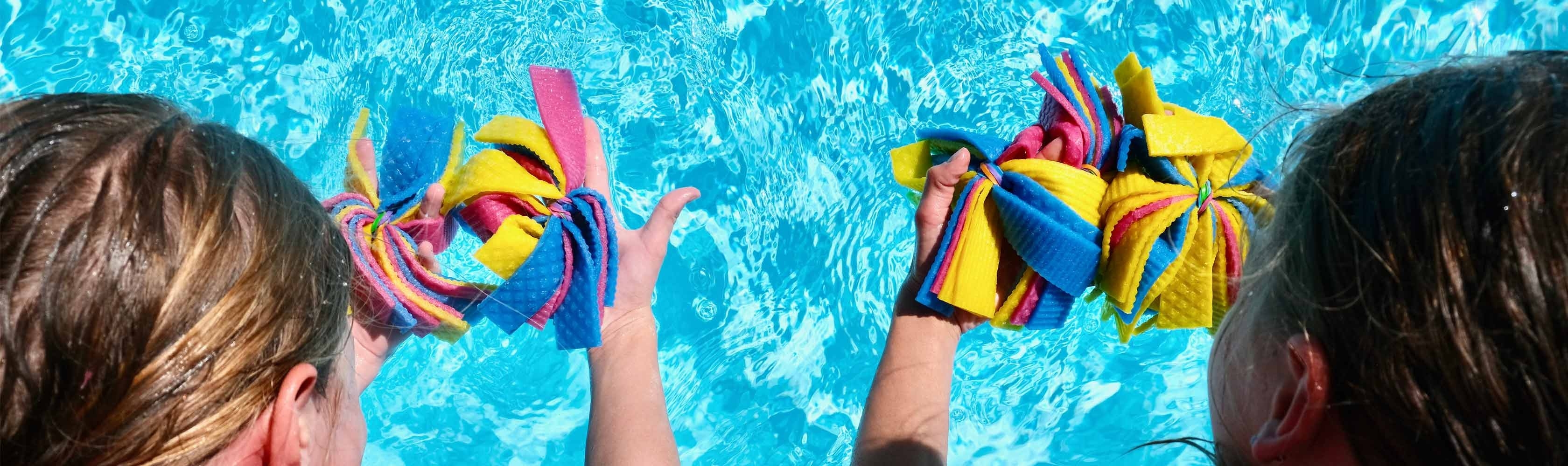 Wasserbomben: selbstgebastelte Wasserbomben aus bunten Schwämmen