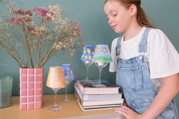 Windlicht – Kind mit vier selbstgebastelten Windlichtern