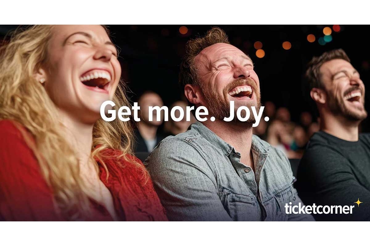 Familienwettbewerb – lachende Frau und zwei Männer im Kino