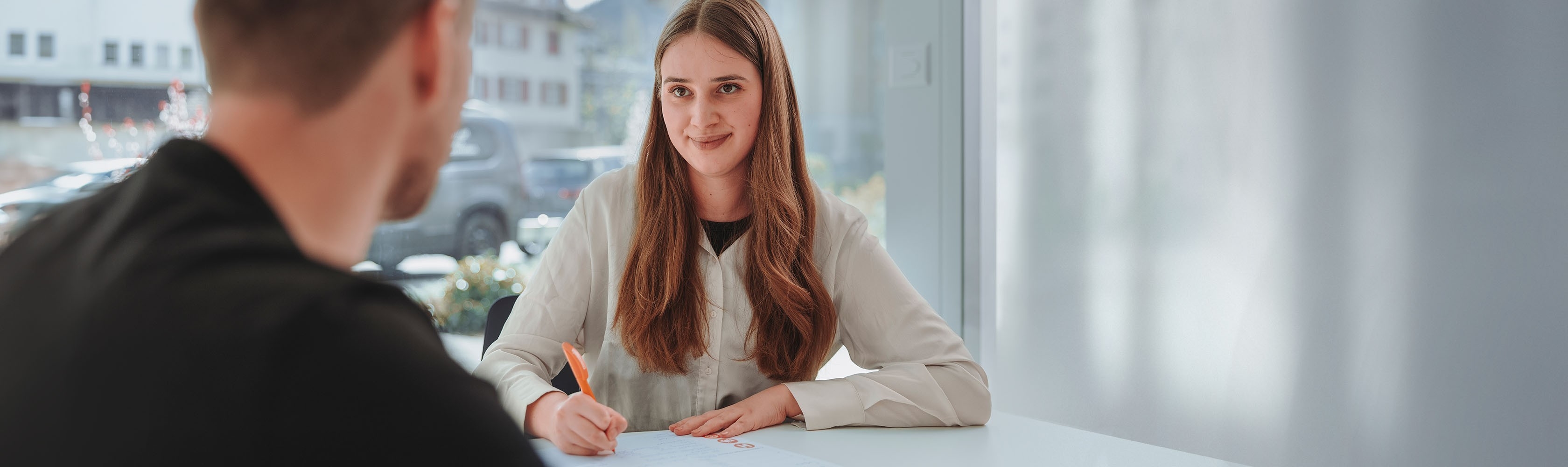 Paar am Tisch mit einem Laptop