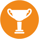 Ein weisser Pokal auf orangem Hintergrund als Piktogramm.