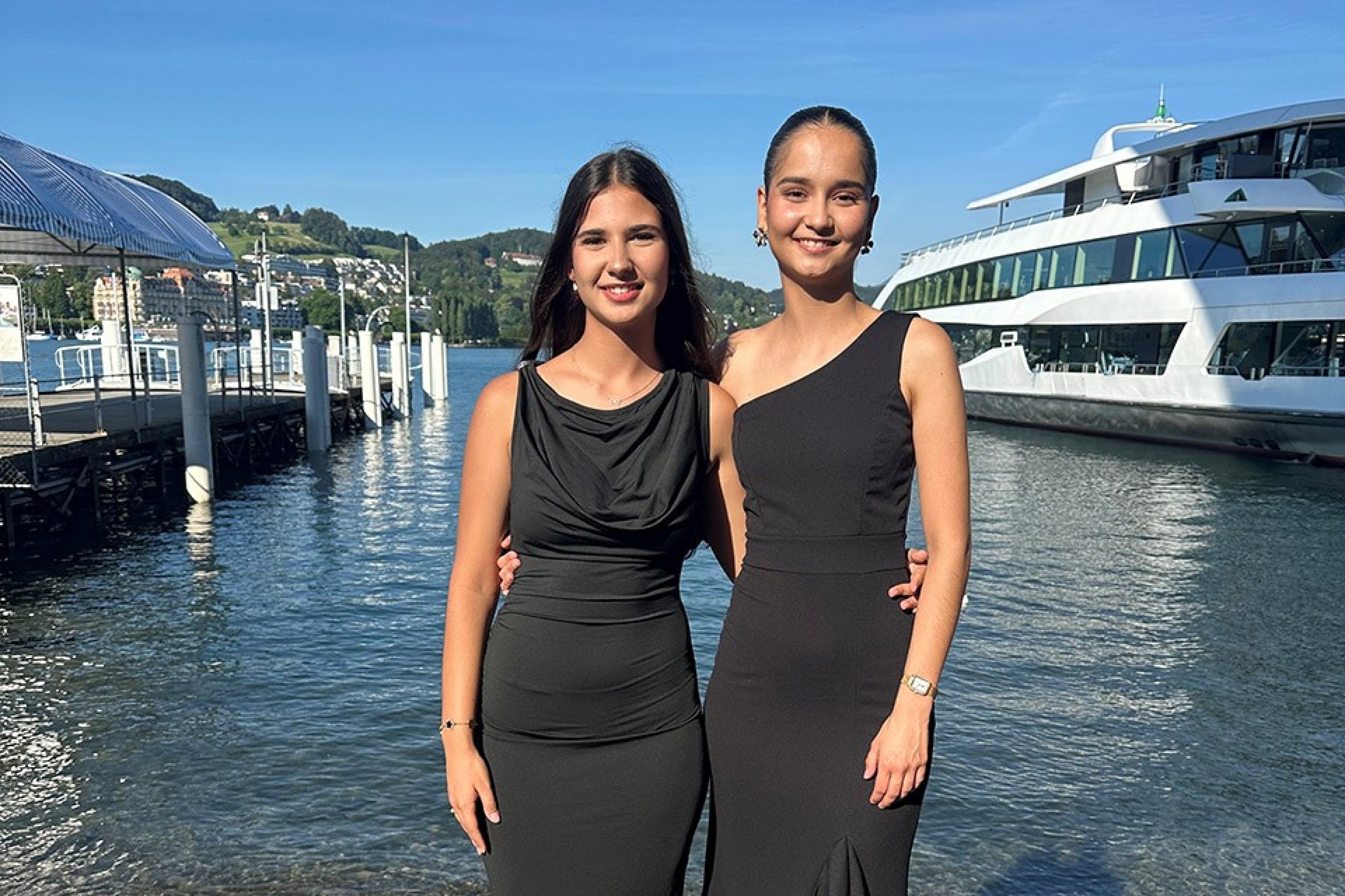 Die beiden Geschwister Nejra und Seima in Luzern am Vierwaldstättersee.