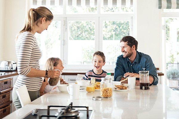 Eine Familie gönnt sich ein gesundes Frühstück