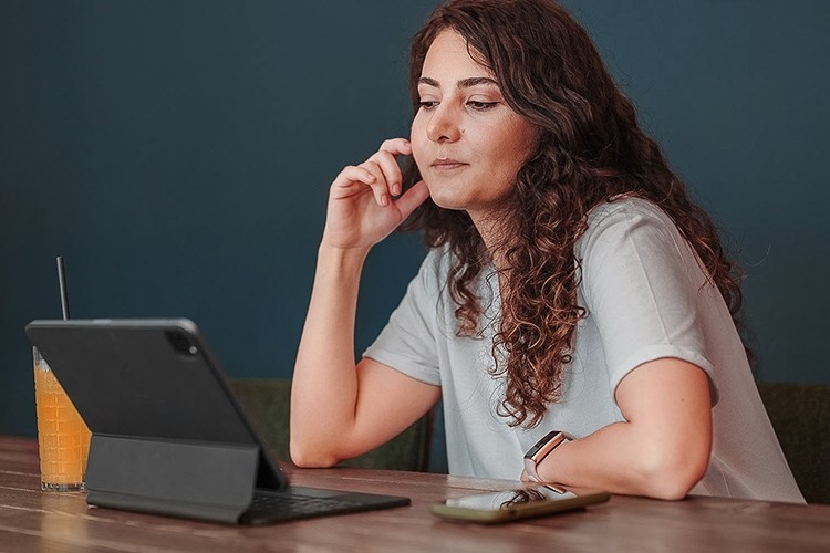 Eine Frau lässt sich durch die Ylah Online Psychotherapie beraten