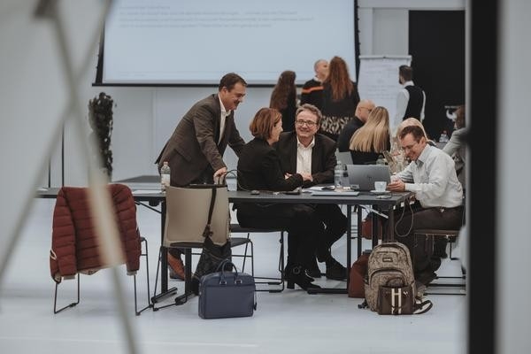 CONCORDIA Mitarbeitende unterhalten sich fröhlich an einem Workshop