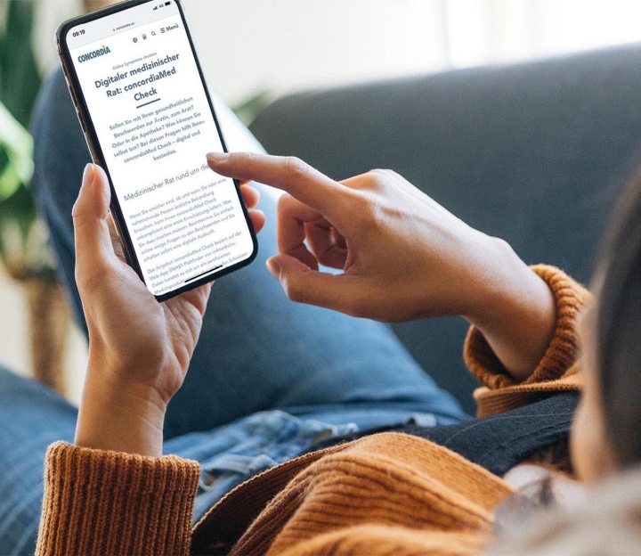 Eine Frau macht auf ihrem Mobile den Mental Health Check