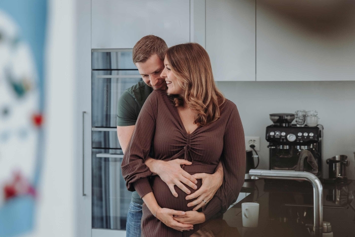 Ein glückliches Paar freut sich auf den baldigen Nachwuchs.