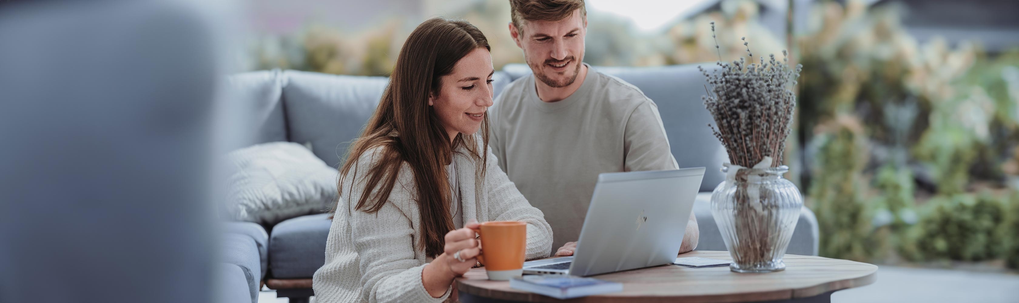 Änderungen - ein Finger tippt Zahlen auf einem Taschenrechner ein.
