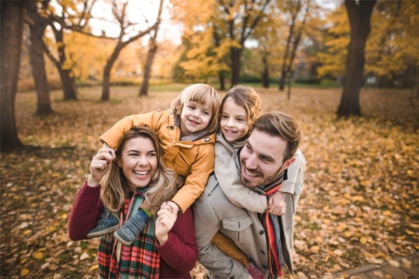   Eine Familie die glücklich im Wald unterwegs ist