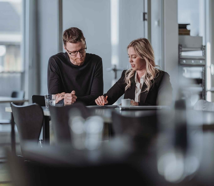 Geschäftsbericht 2024 - Eine Beraterin zeigt einem Interessenten die Vorteile der CONCORDIA auf