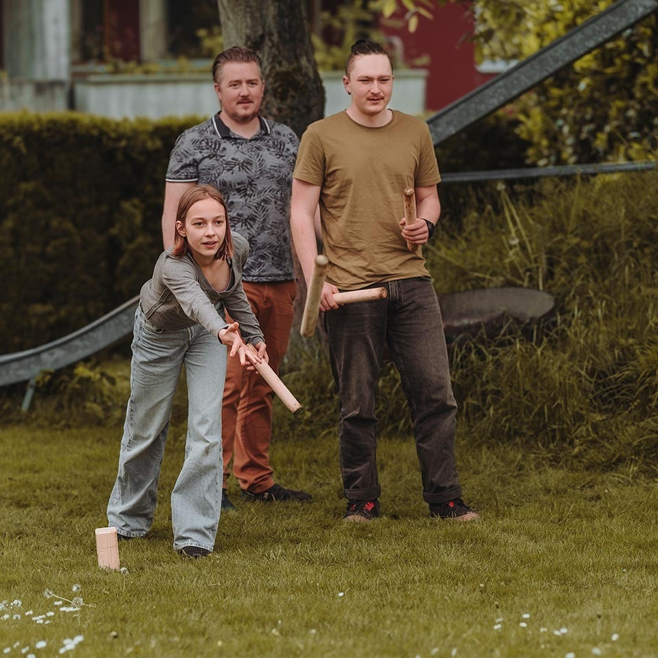 Saeule 3a – Familie spielt gemeinsam im Garten