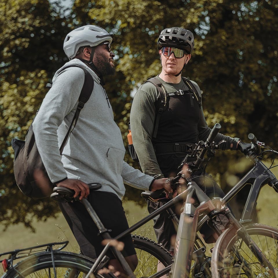 Saeule 3a – zwei Maenner geniessen Veloausflug in der Natur