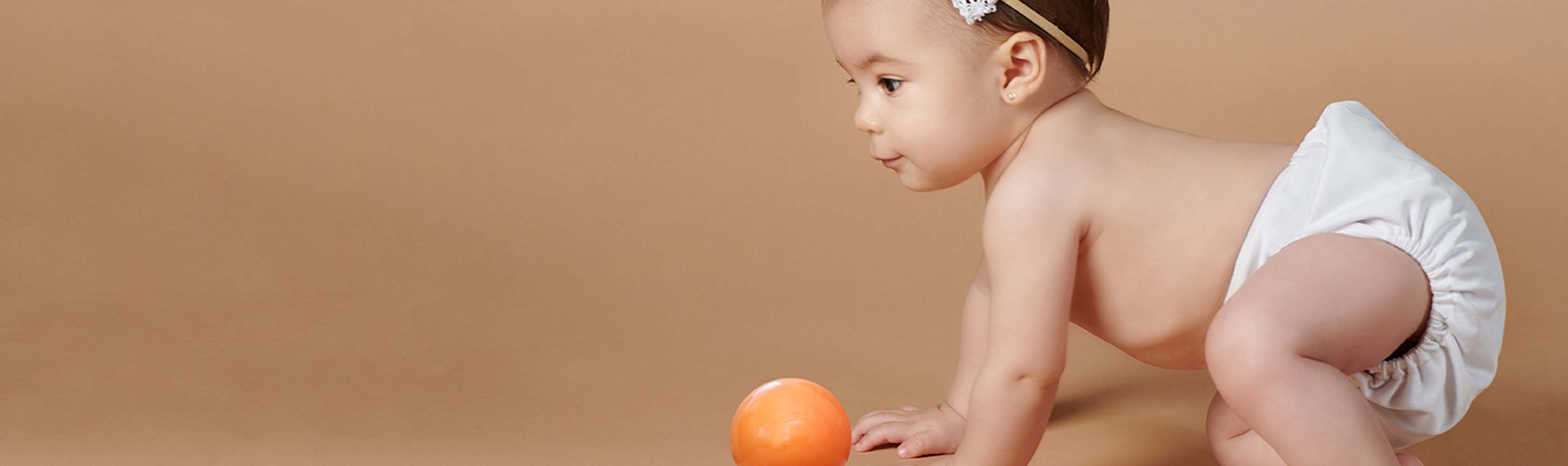 Kriechendes Baby mit Ball