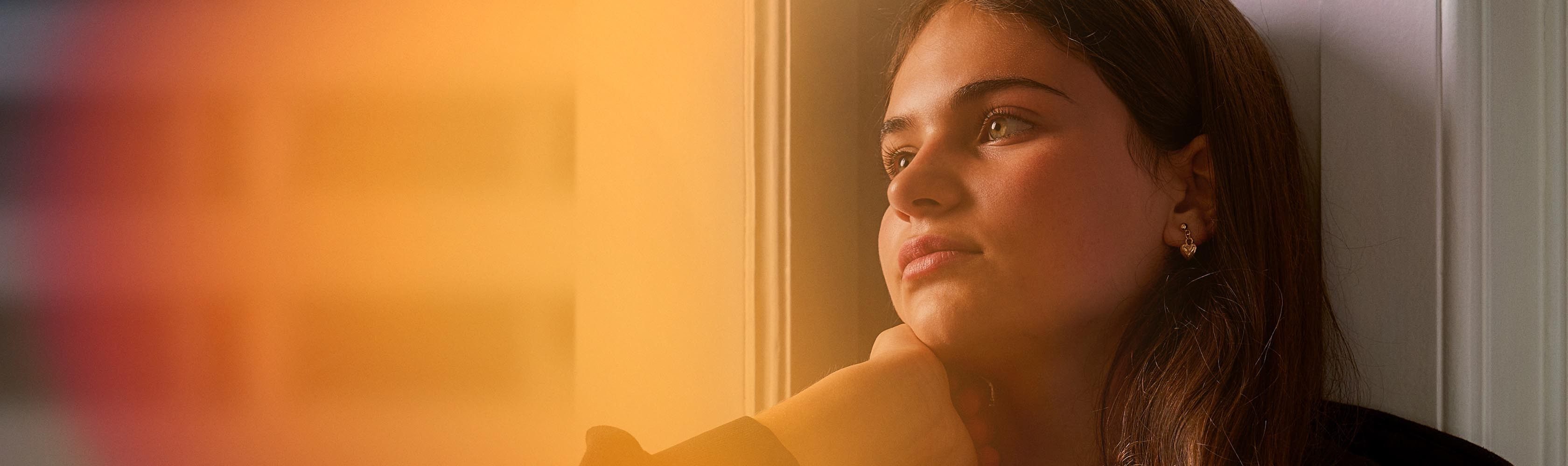  Pro Juventute – Une jeune fille est assise à la fenêtre, plongée dans ses pensées.