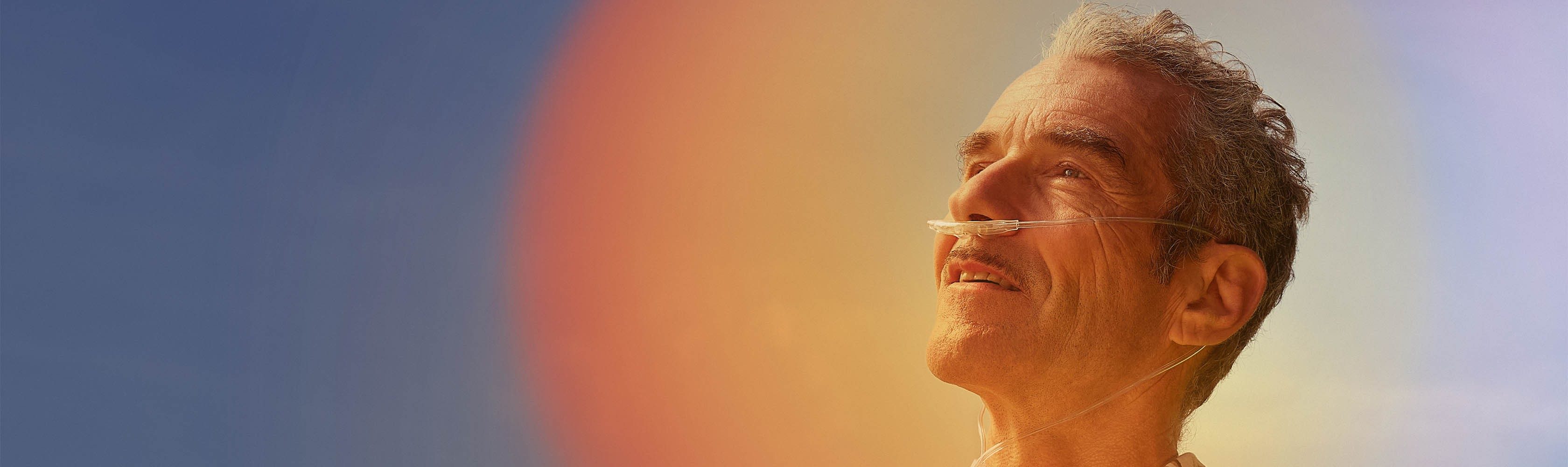 Fort – homme âge avec sonde nasale regarde le soleil avec espoir