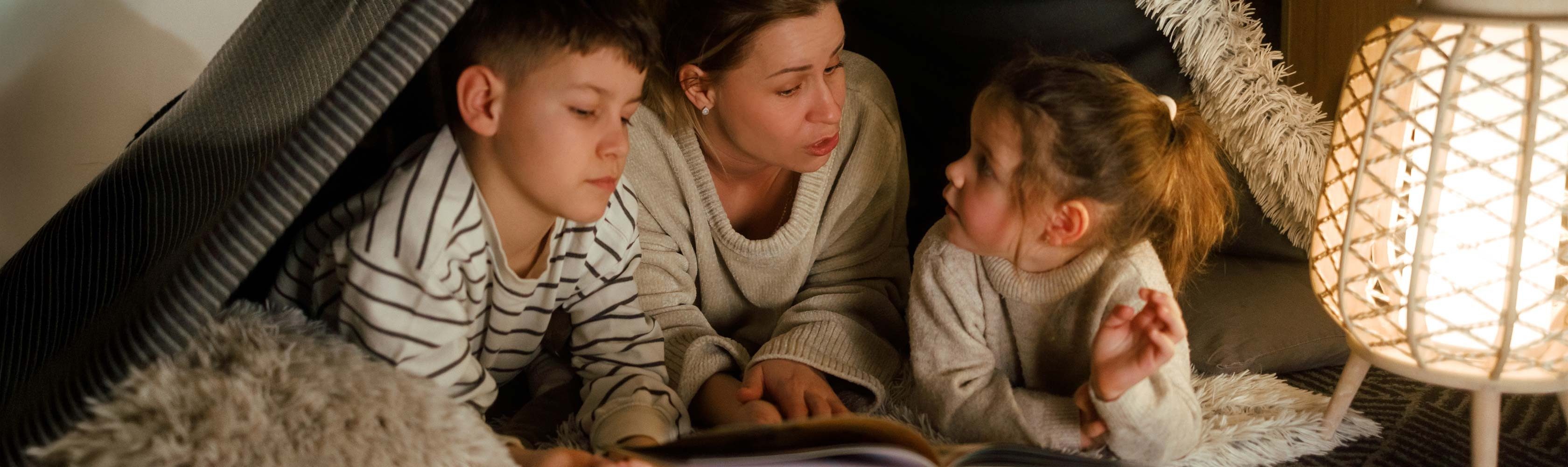 Les traditions familiales: une famille dans le tente