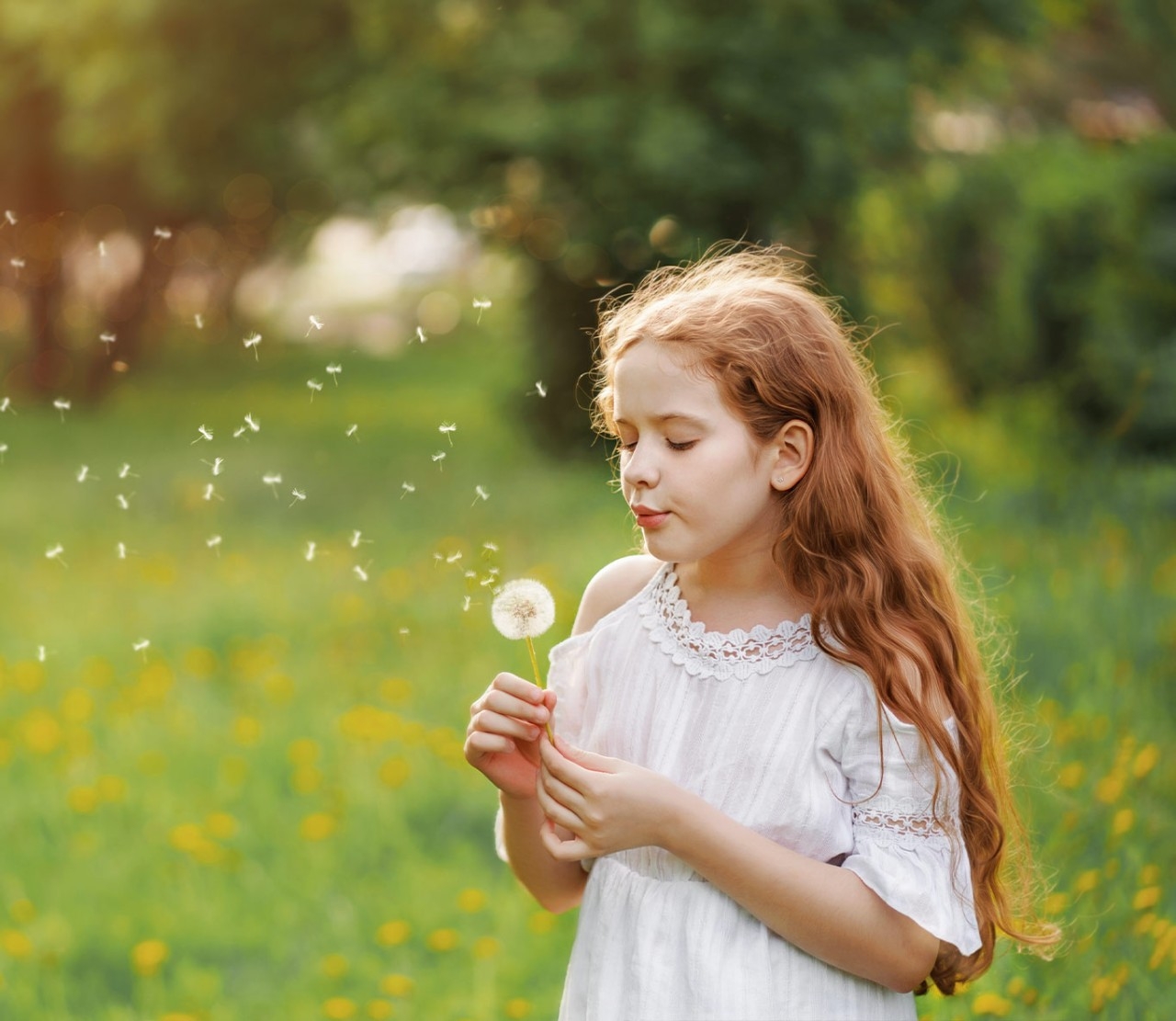 Selbstbewusstsein Kinder – Mädchen mit langen roten Haaren hält einen Löwenzahn in der Hand