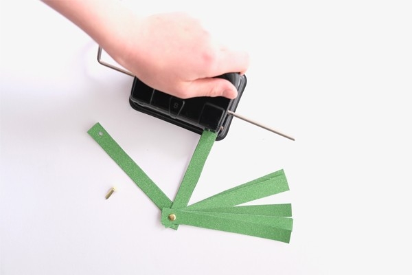 Christbaumkugeln – Kind locht andere Seite der Papierstreifen