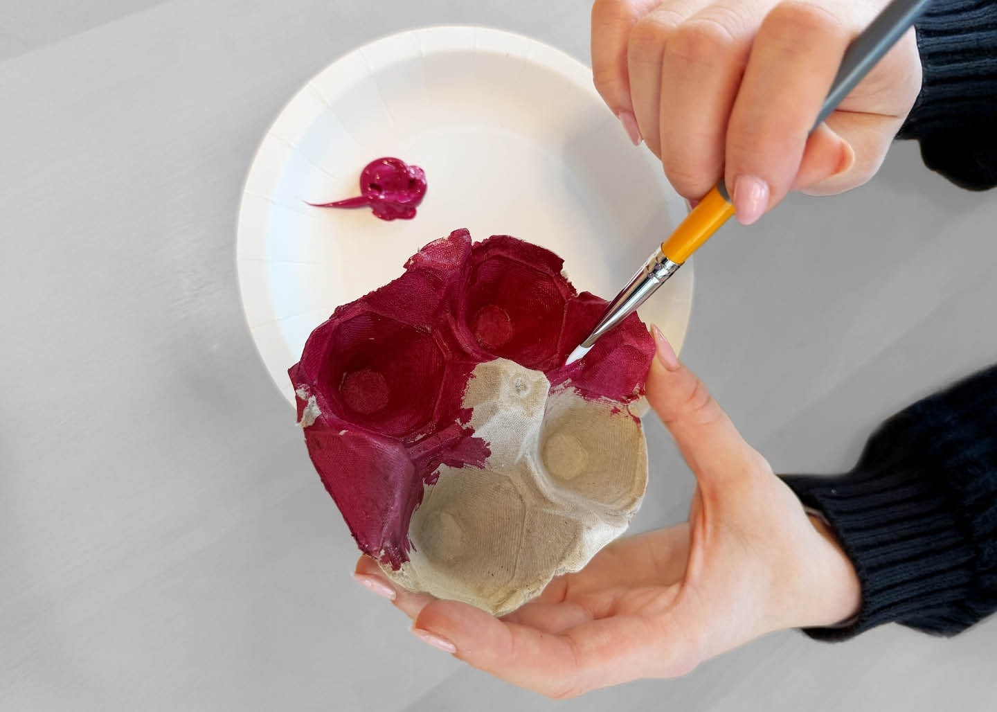 Eierkarton-Blumen – Eierkarton wird angemalt