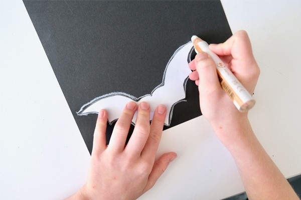 Fledermausclip – Kind schneidet Fledermaus aus schwarzem Papier aus