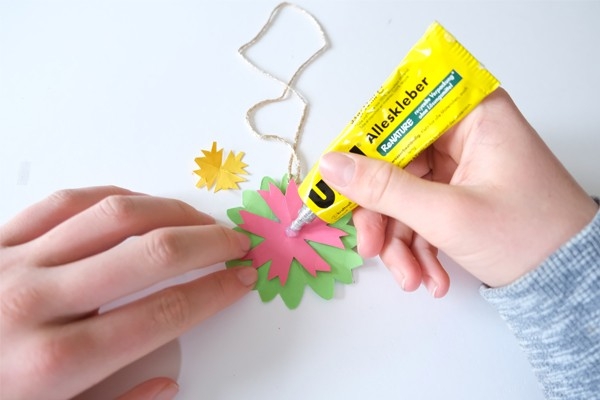 Glücksbaum - kleine Blume auf grosse Blume leimen