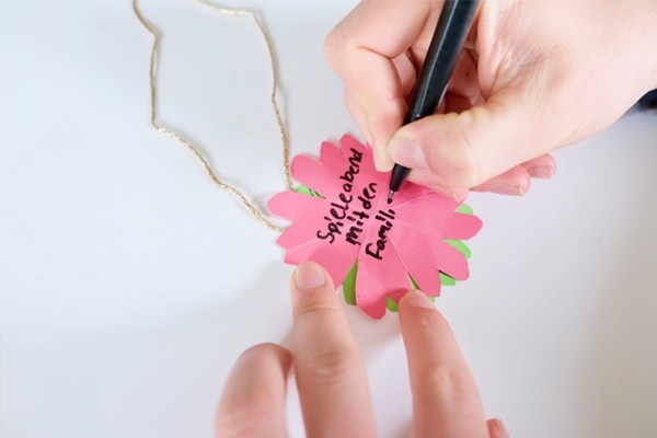 Glücksbaum - Kind schreibt schöner Moment hinten auf die Blume