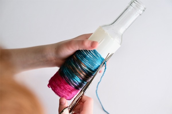 Vase à ficelle - enfant coupant une ficelle colorée