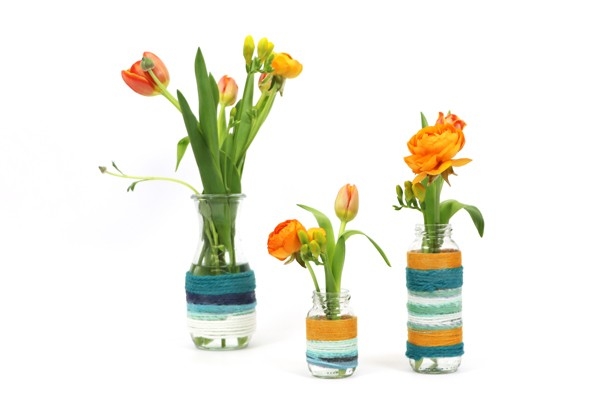 Vase en ficelle - trois vases en ficelle faits maison avec des fleurs orange à l'intérieur