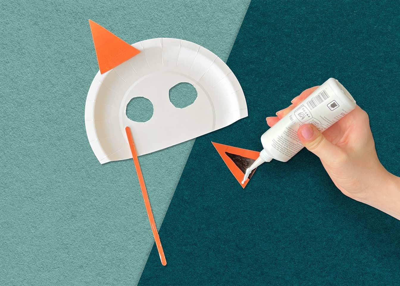 Tiermasken – Dekoration wird angeleimt