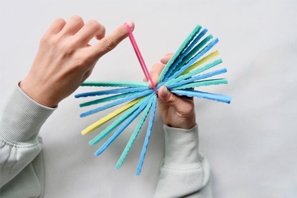 Wasserbomben: Geschnittene Schwämme werden mit Gummiband zusammengebunden