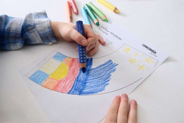 Windlicht– Kind malt Vorlage farbig aus