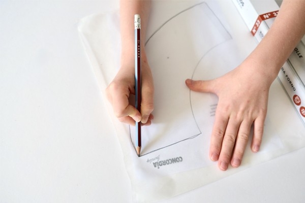 Windlicht – Kind paust Vorlage auf Backpapier ab