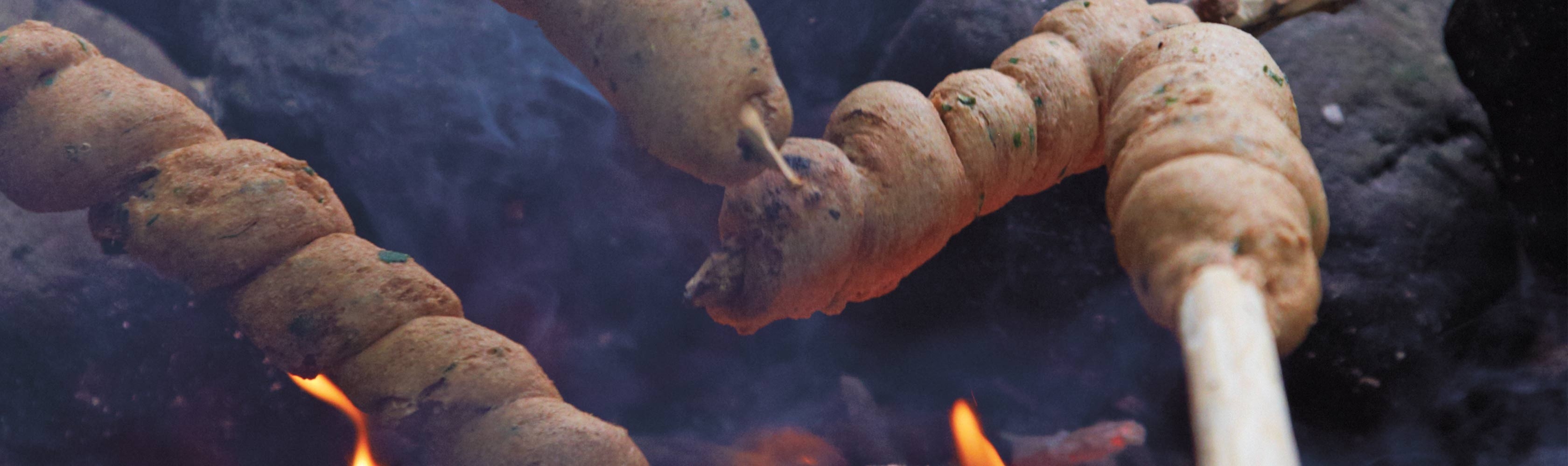 Conci-Creative - Faire griller du pain serpent fait maison au-dessus du feu