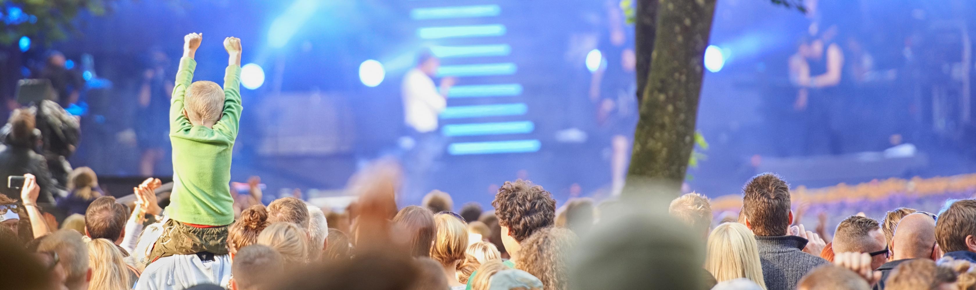 Concours – Enfant sur les épaules lors d'un concert