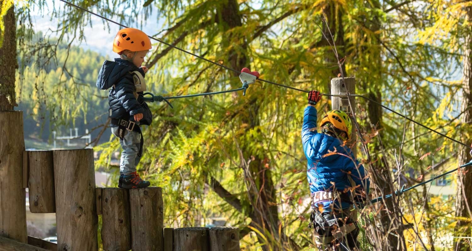 Familienwettbewerb – zwei Kinder im Seilpark im Engadin