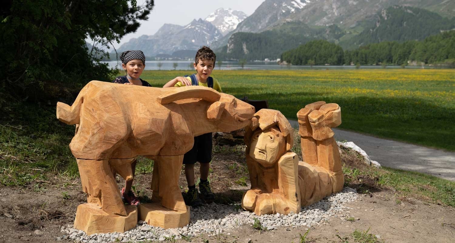 Familienwettbewerb – zwei Kinder hinter zwei Holztieren