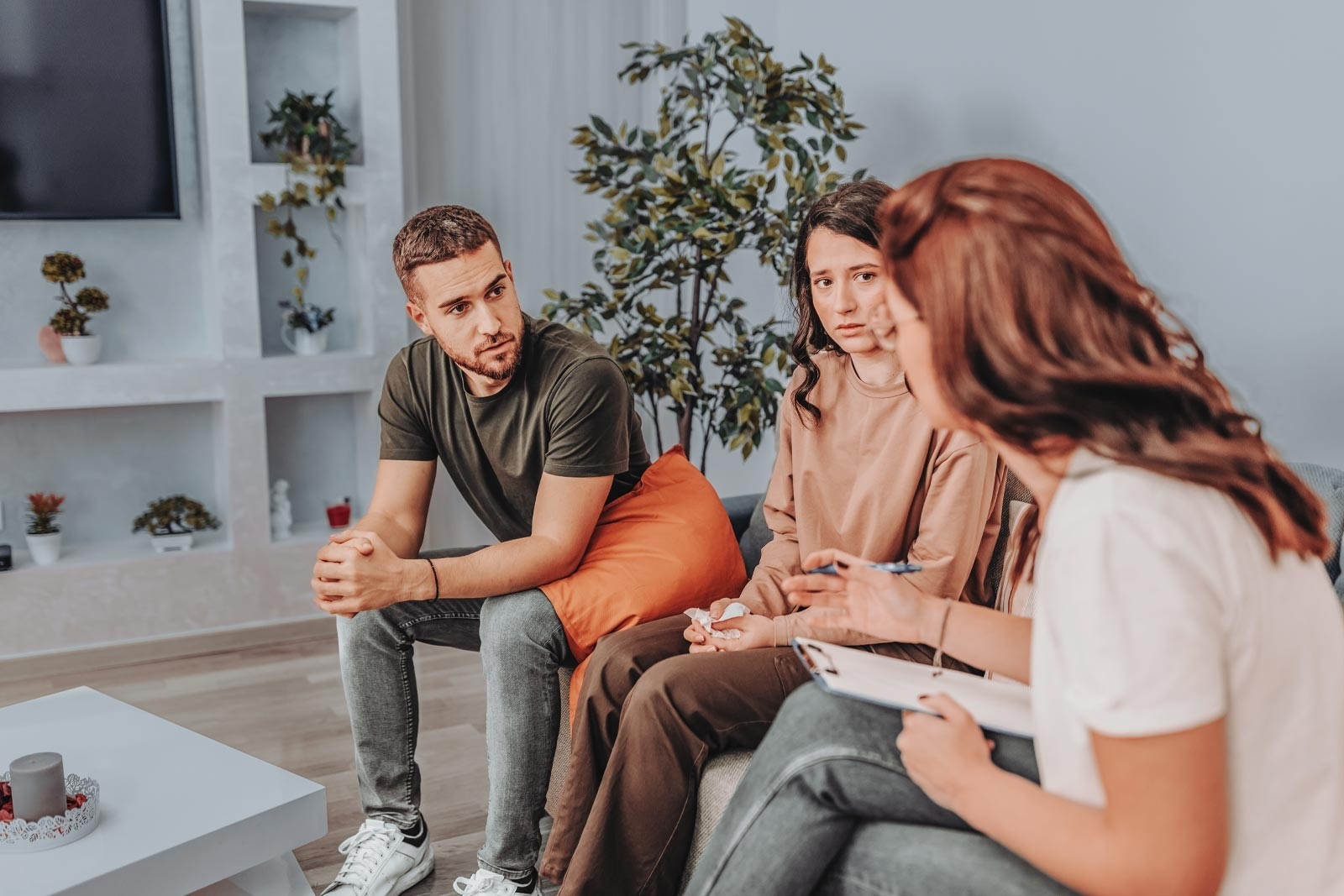 Infertilité - un couple s’entretient avec une gynécologue.